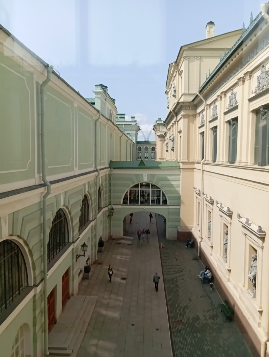 Между двумя корпусами Эрмитажа