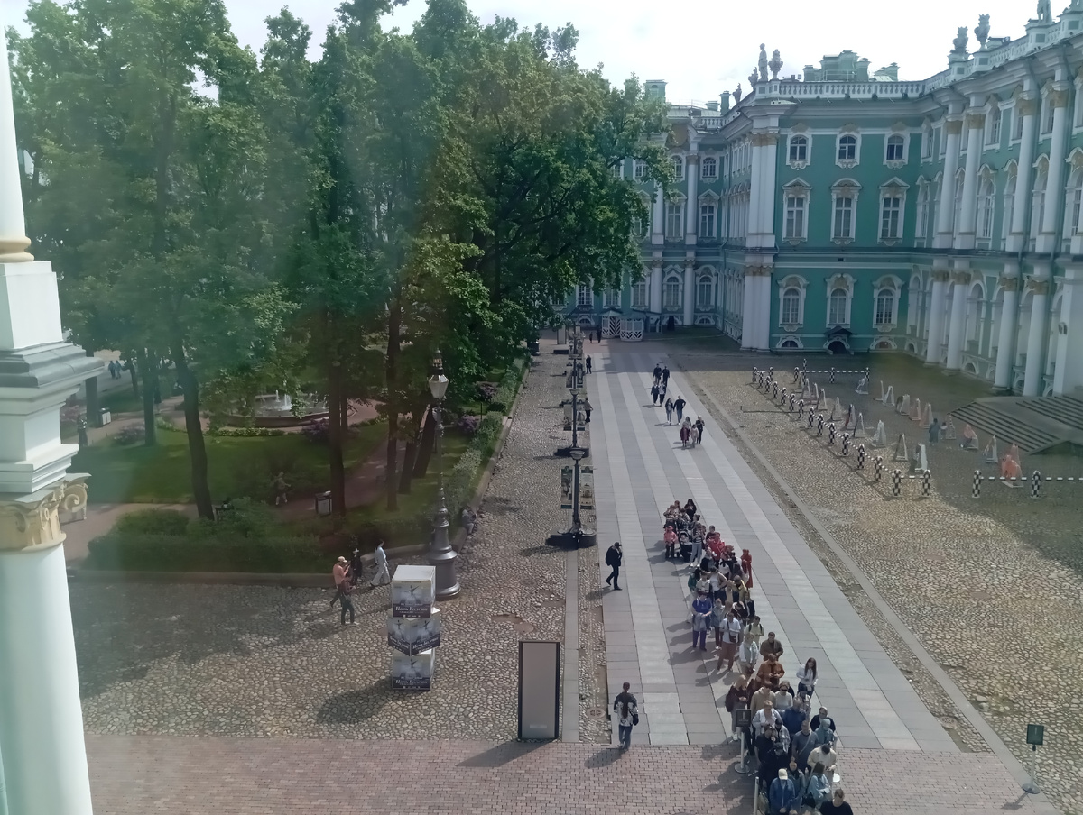 Очередь за билетами в главный корпус. Час назад она была в три раза длиннее.. Просто времени уже 14:00. Скоро Эрмитаж закроется..)) 