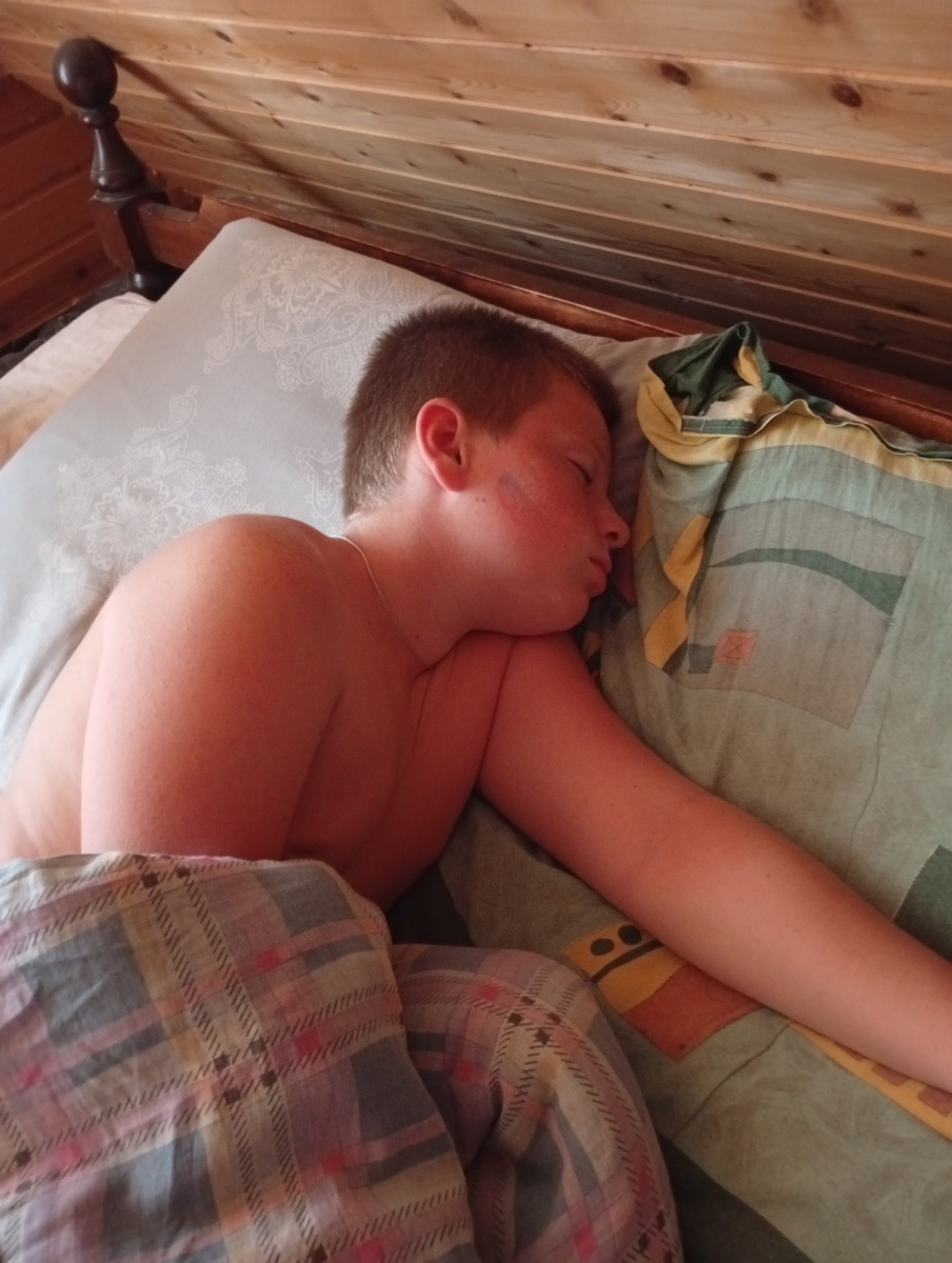 Гриша спит.