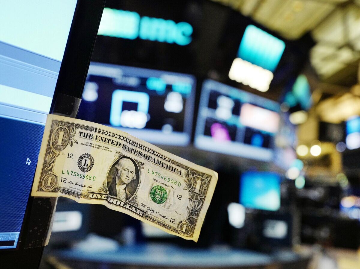    Однодолларовая купюра на Нью-Йоркской фондовой бирже© AP Photo / Mark Lennihan