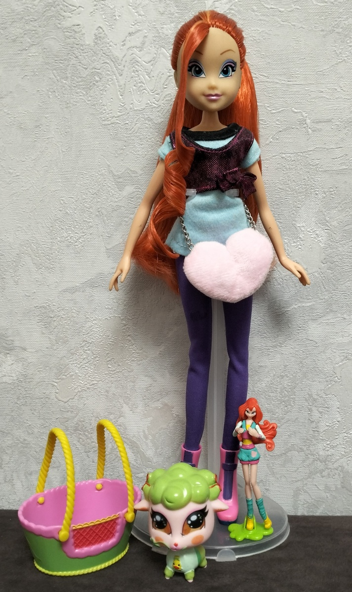 Кукла в аутфите от Winx Club Magical Hair Bloom (2012/2014), фигурки овечки Белль и её сумки (2011), фигурка Kinder Surprise Winx Club Love&Pet Bloom (2009/2010)
