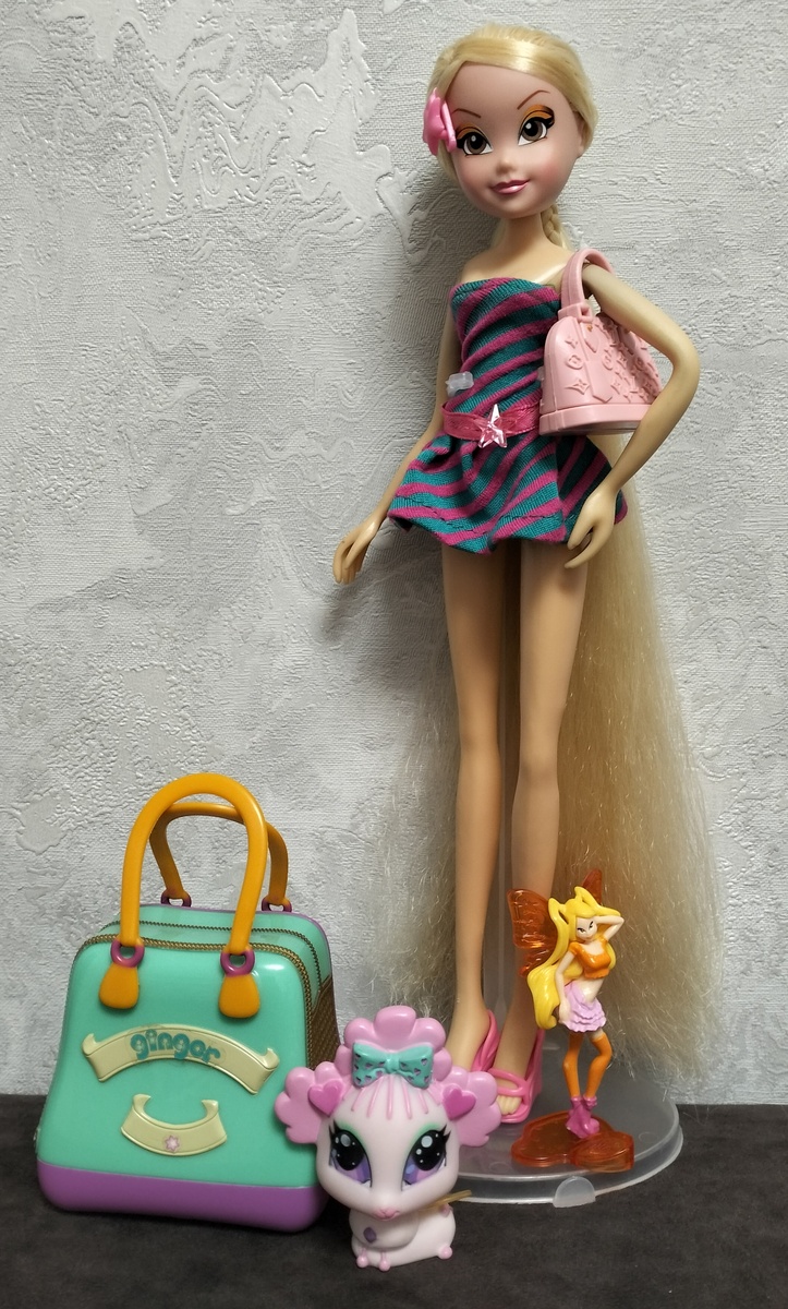 Кукла Winx Club Magical Hair Stella (2012) в аутфите от Winx Club Magical Glamour Stella (2011/2014), фигурка пуделя Джинджер и её сумки (2011), фигурка Kinder Surprise Winx Club Believix Stella (2012)