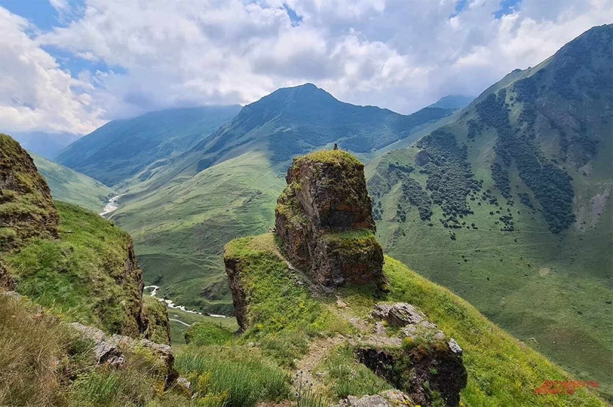    В республике существует два диалекта осетинского языка – дигорский и иронский.