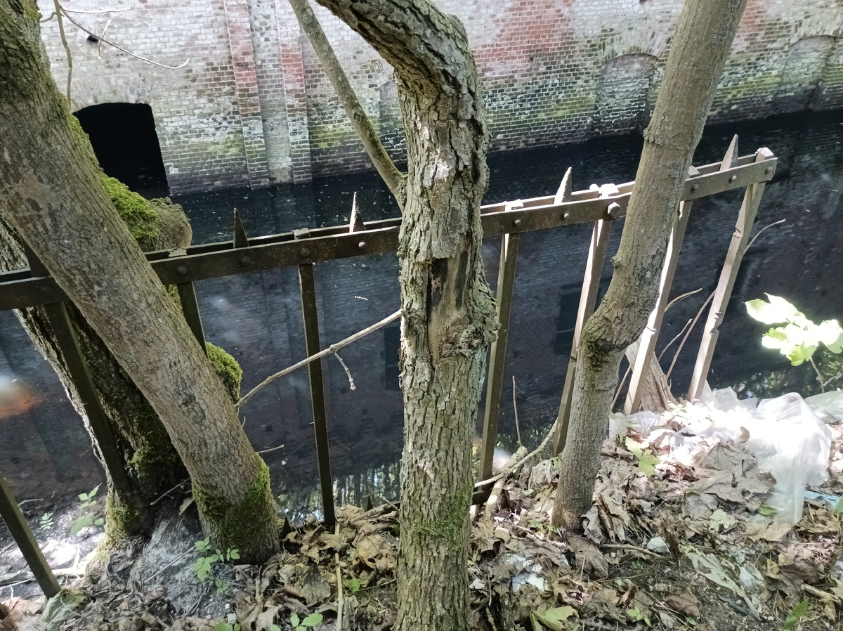 Остатки противоштурмовой решетки