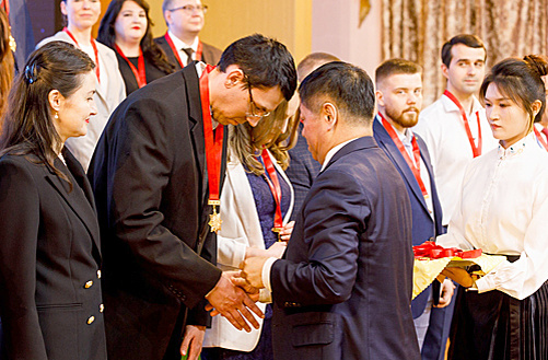    Дмитрий Гвалдин на церемонии вручения Премии Посла Китая в посольстве КНР. / ФОТО пресс-службы ФГБУ «НМИЦ онкологии» Минздрава России Администратор