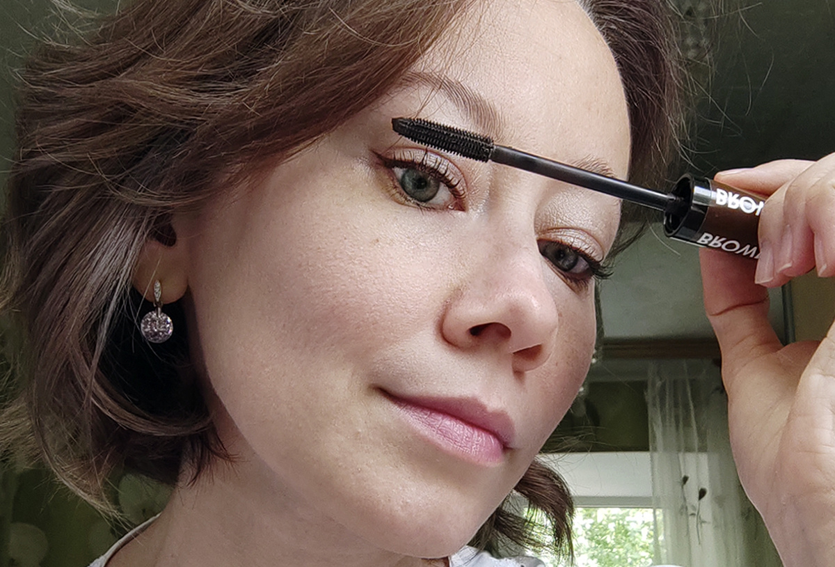 Мой дневной макияж для глаз: коричневая тушь для ресниц с эффектом объема Chicago от Art-Visage, коричневая подводка Jeanmishel Brow Liner Brush "One", оттенок 02.