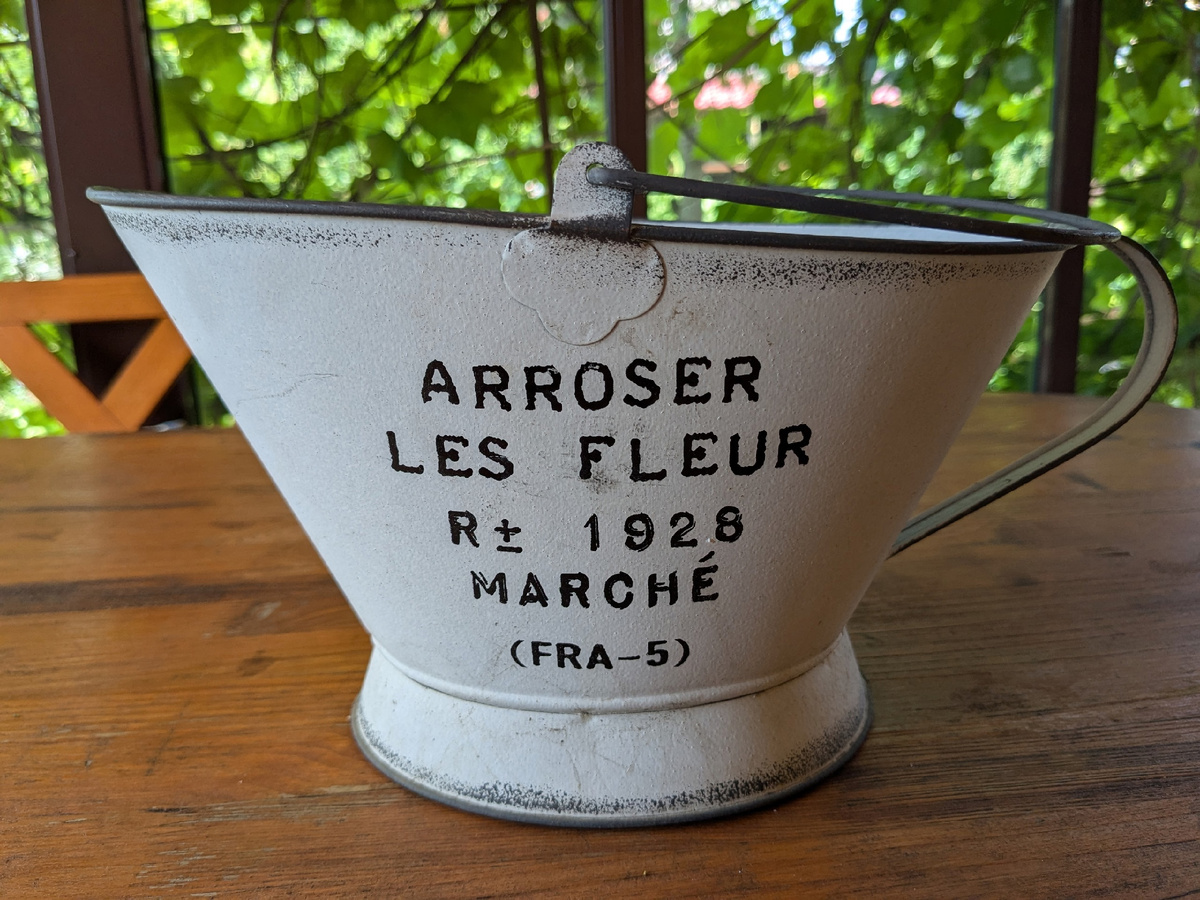 Кто переведет, что у меня на ведре для сбора цветочных обрезков написано?