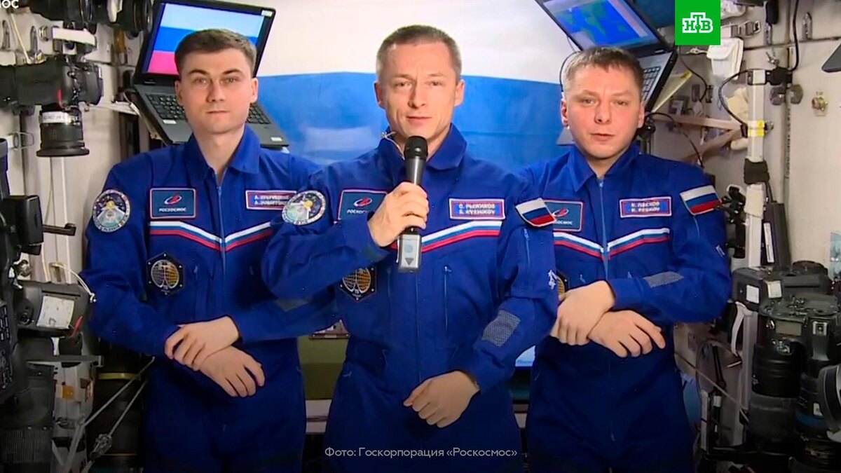    Космонавты с борта МКС поздравили соотечественников с Днем России