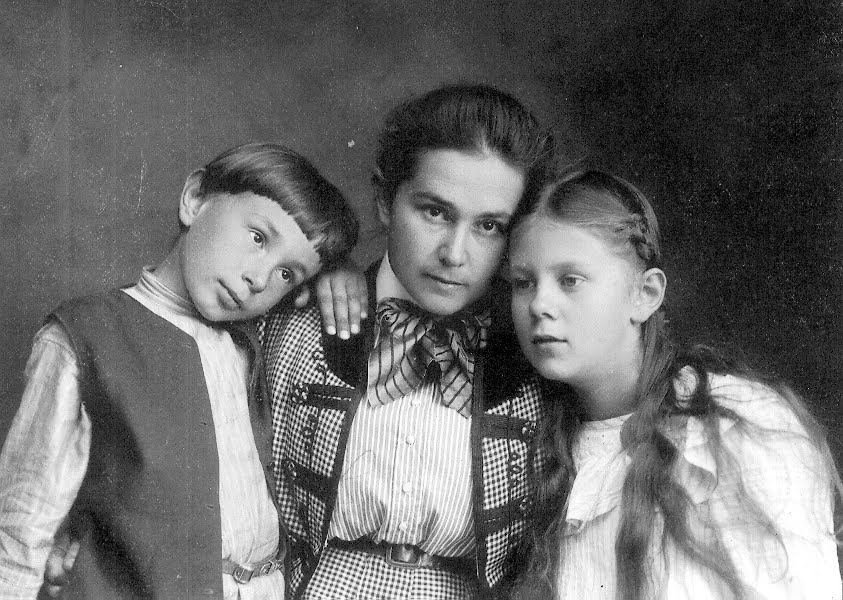 Илья Толстой, его мама Ольга Толстая и его сестра Соня Толстая