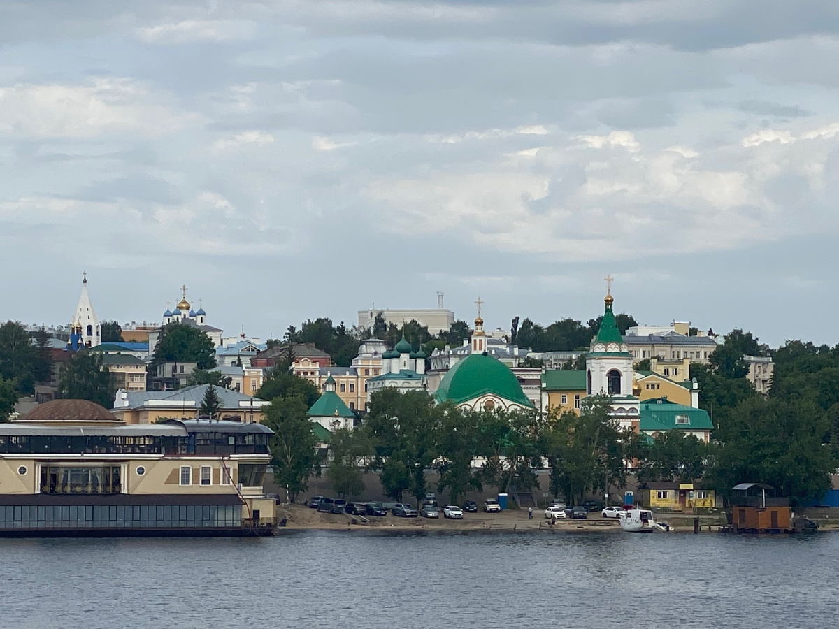 Вид на Чебоксары с борта теплохода