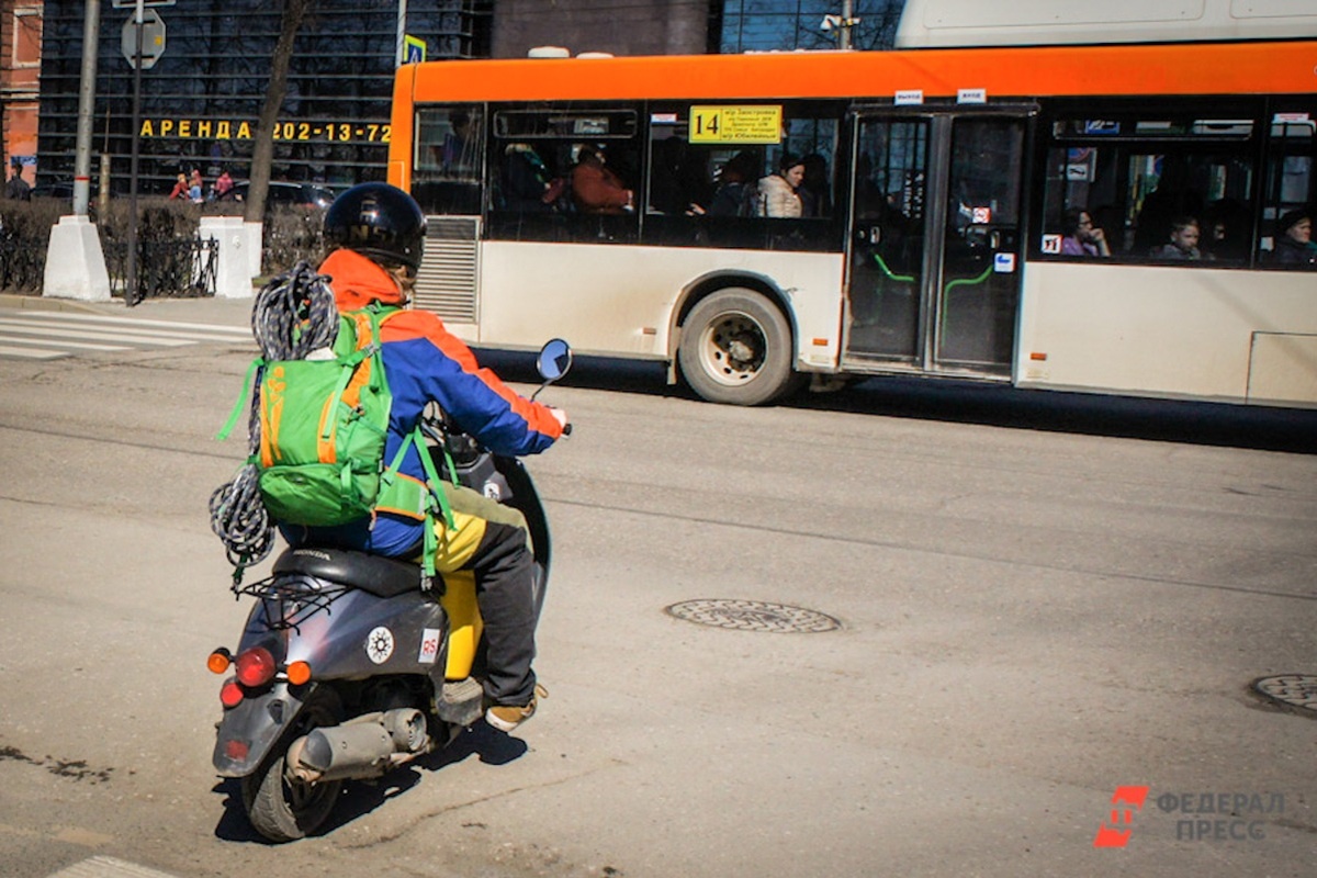 Дети на мопедах создают много проблем на дорогах.  Фото: Фото: ФедералПресс / Дмитрий Барков