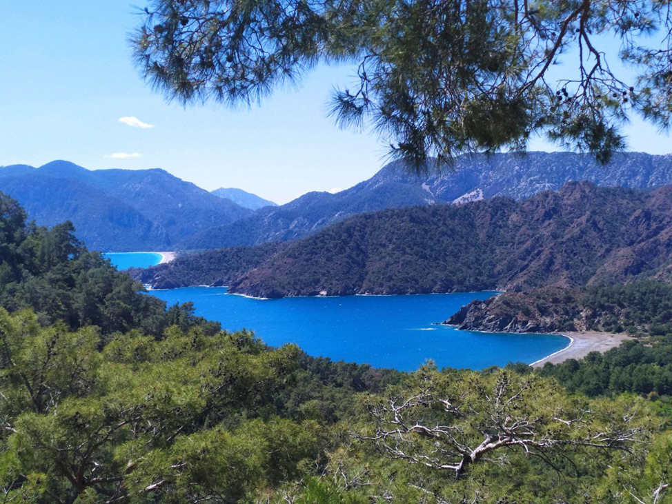 Весь маршрут на одном фото. Вдали пляж Чирали, справа пляж Маден с темным хромовым песком.