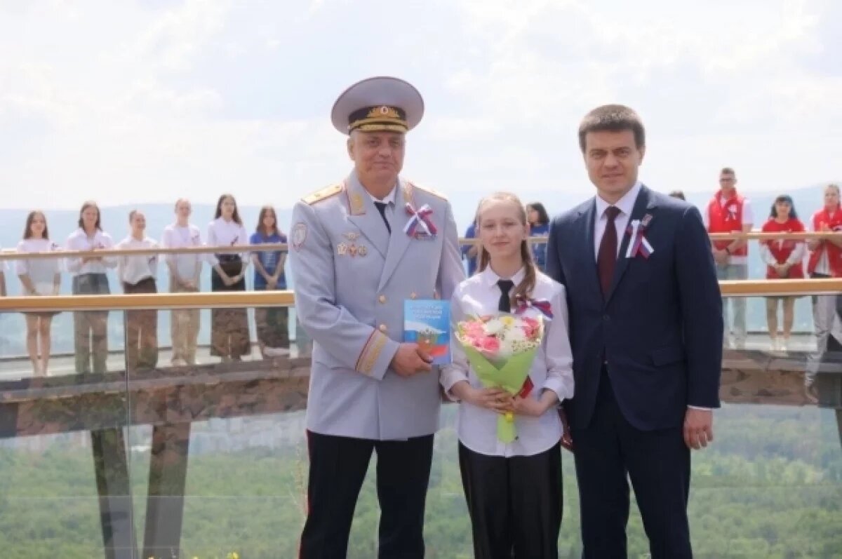    Михаил Котюков в День России вручил паспорта лучшим школьникам Красноярска