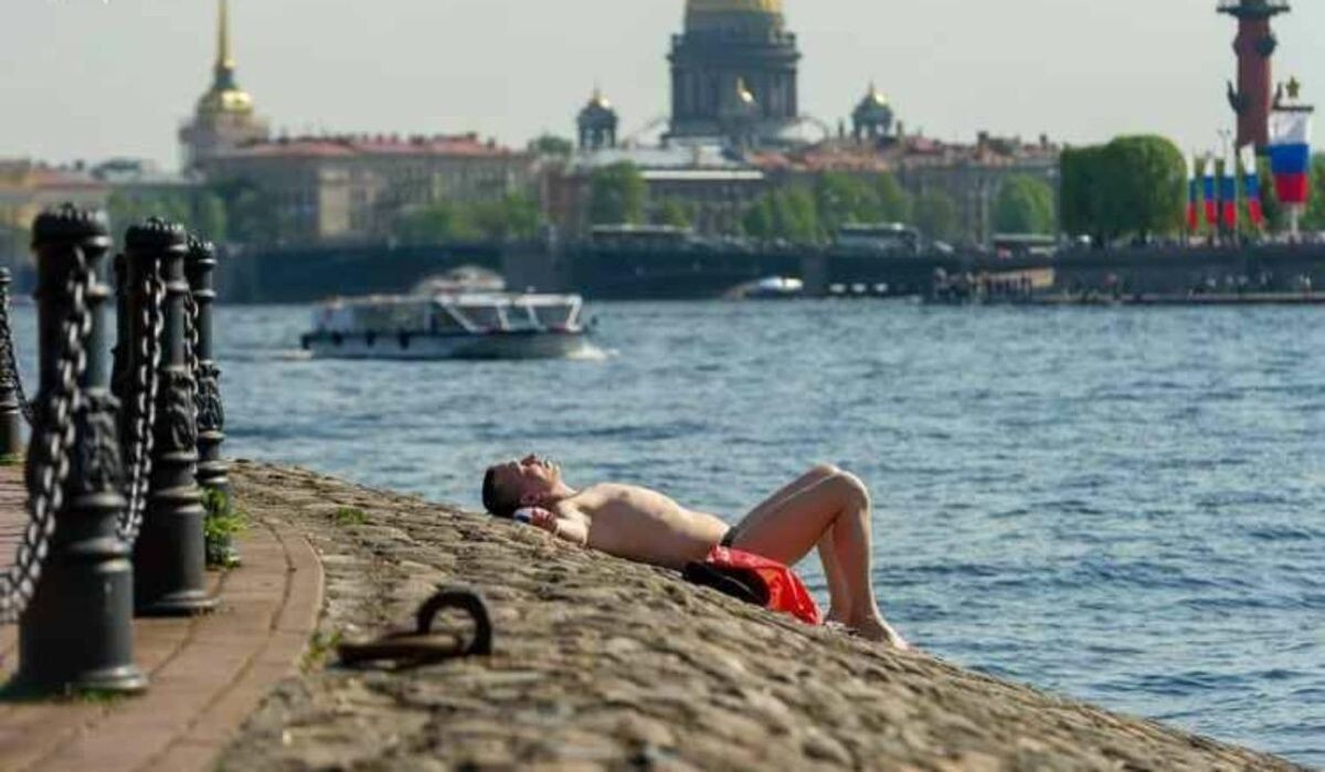     Мужчина загорает. Источник: kp.ru Автор фото: Олег Золото