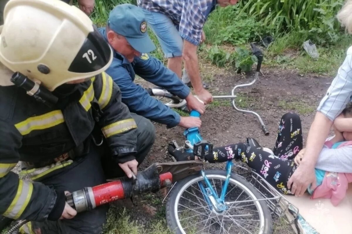    Тульские спасатели помогли ребёнку выбраться из велосипедной ловушки