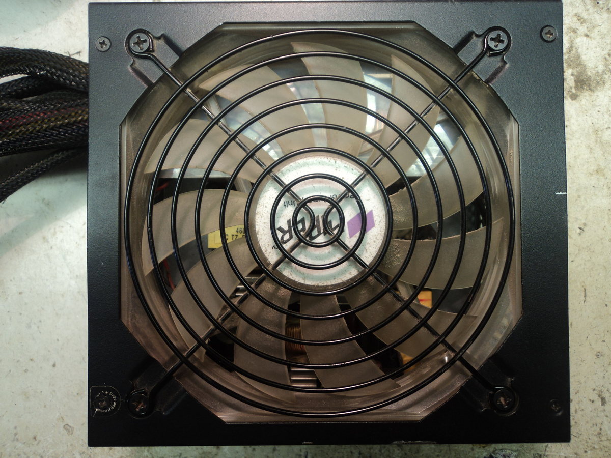 Внешний вид блока питания. Фото автора.