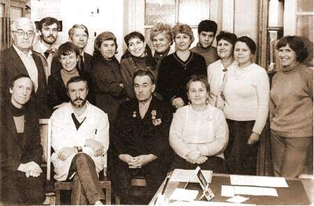    Г. А. Мазохин-Поршняков (в центре) со своими студентами. SiteEditor