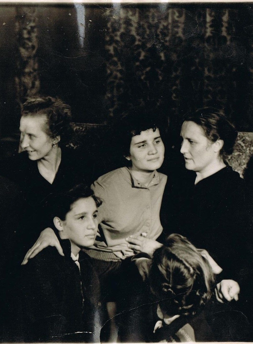 Люда (в центре) со своими мамами: слева – Бронислава, справа – Анна. Снизу две сестры, рождённые после войны.