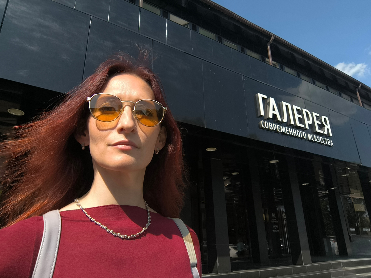 Селфи на фоне галереи Бронштейна