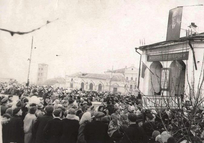 Колонна школы № 11 на первомайской демонстрации 1963 года на городской площади. Фото: Госкаталог музейного фонда РФ / Кунгурский музей-заповедник