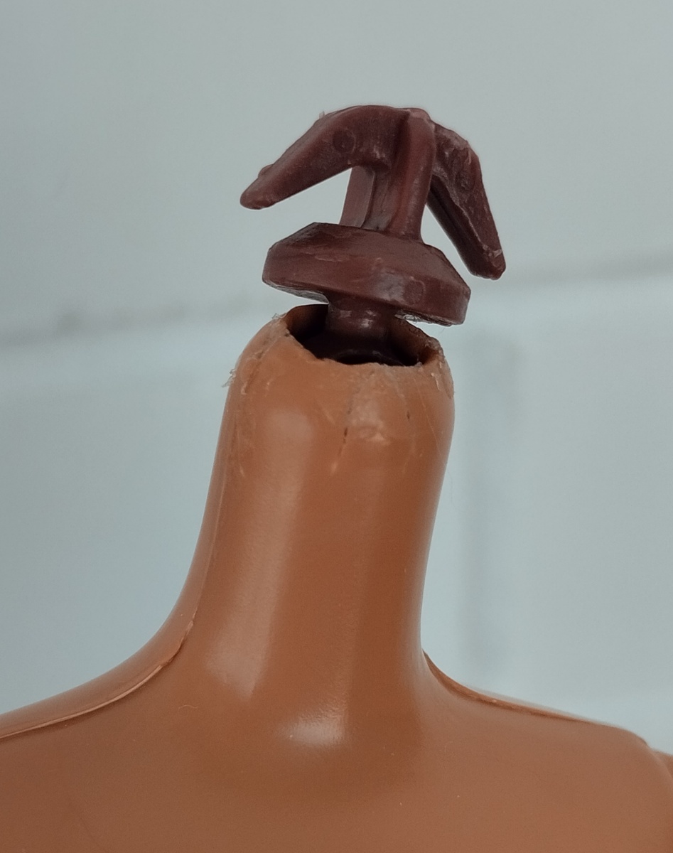 Все что мне пришло в голову тогда - это склеить осколки гелевым клеем Момент, оставшимся у меня после ремонта 