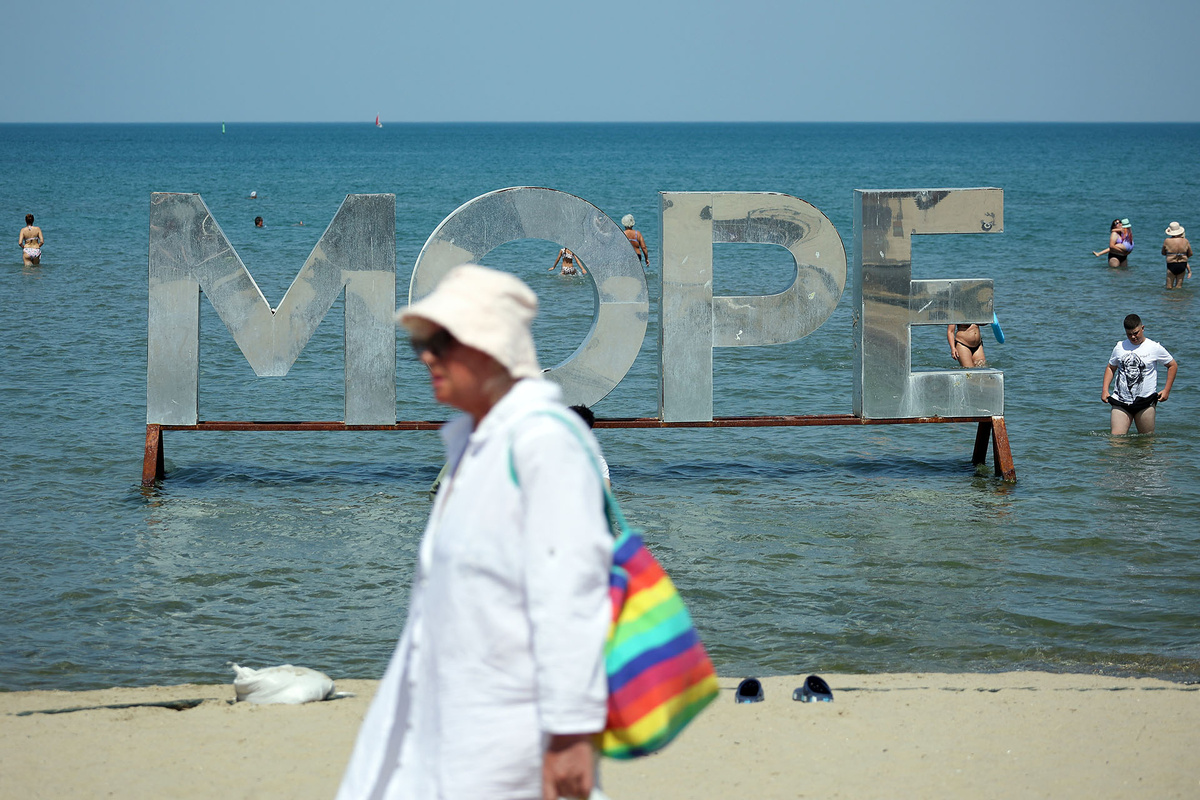    Здесь и далее пляжная зона в Анапе. На побережье Анапы введены ограничения к посещению пляжей и установлены предупредительные баннеры из-за последствий ЧС