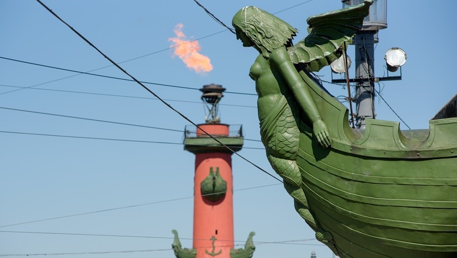    Вид на одну из Ростральных колонн в Петербурге в праздничный день. Автор фото: Сергей Ермохин / "Деловой Петербург"