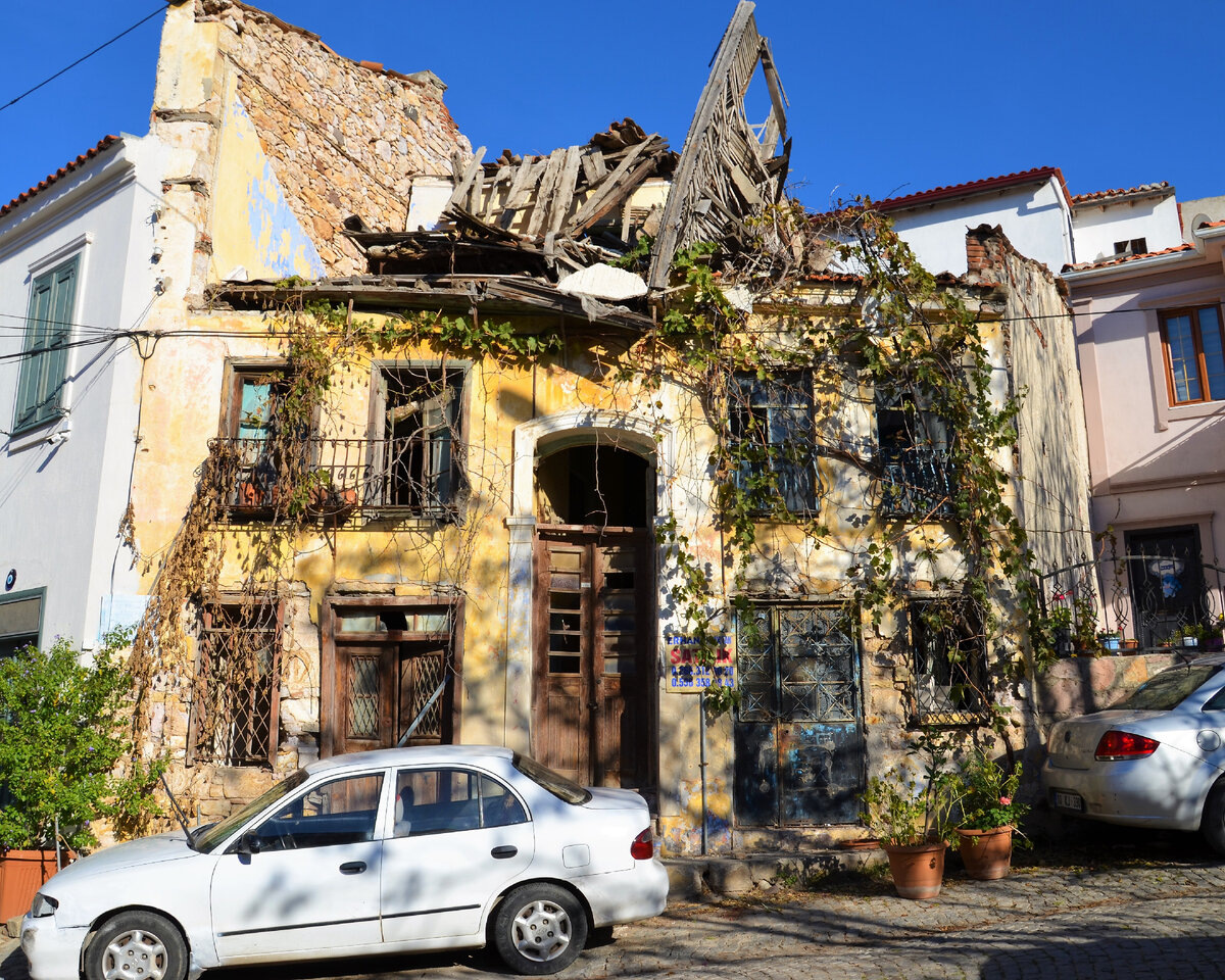 Заброшенный дом в Айвалыке. Фото автора.