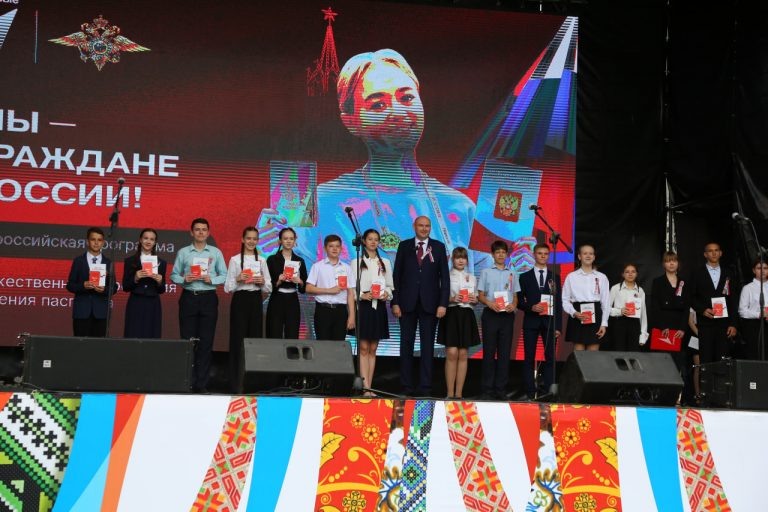    Евгений Солнцев вручил паспорта новым гражданам России «О»