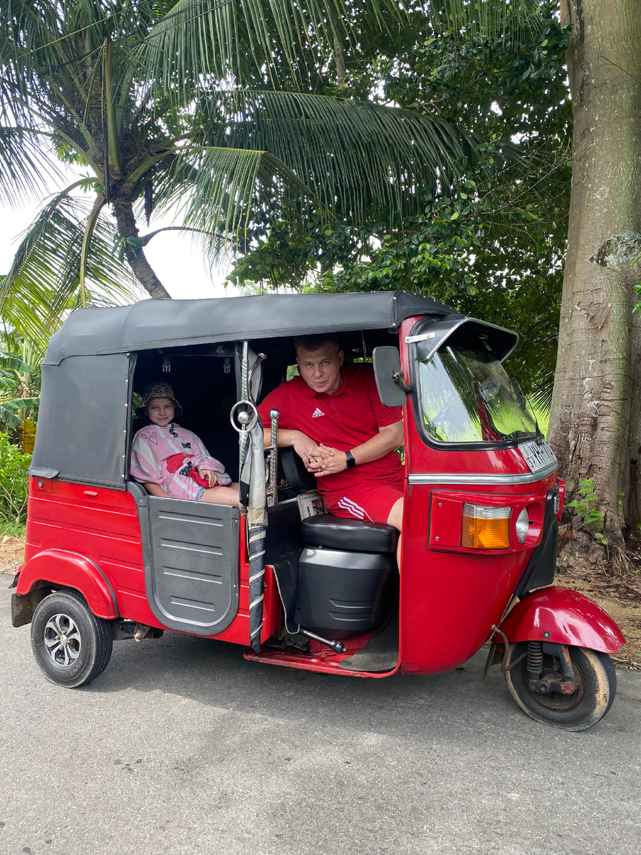Можно выбрать цвет тук-тука по настроению😊