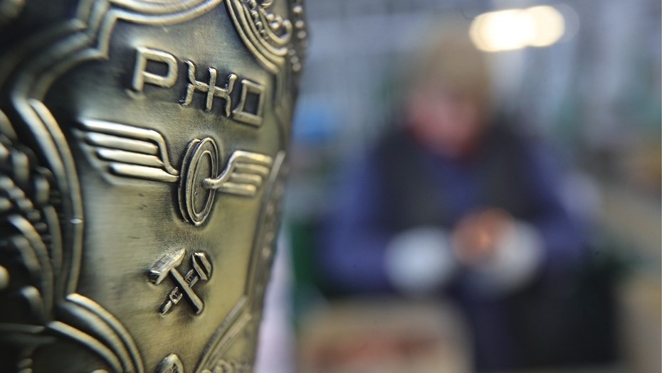    Подстаканник для РЖД на производстве компании по изготовлению столовых приборов и посуды ЗАО "Кольчугинский завод цветных металлов". Автор фото: Владимир Смирнов / ТАСС