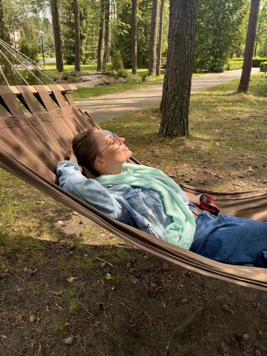 На фото ведущая прогноза погоды на канале  ТВЦ  Алена Дублюк