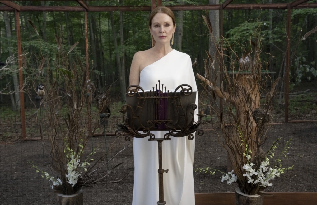 Джулиана Мур в роли Микаэлы