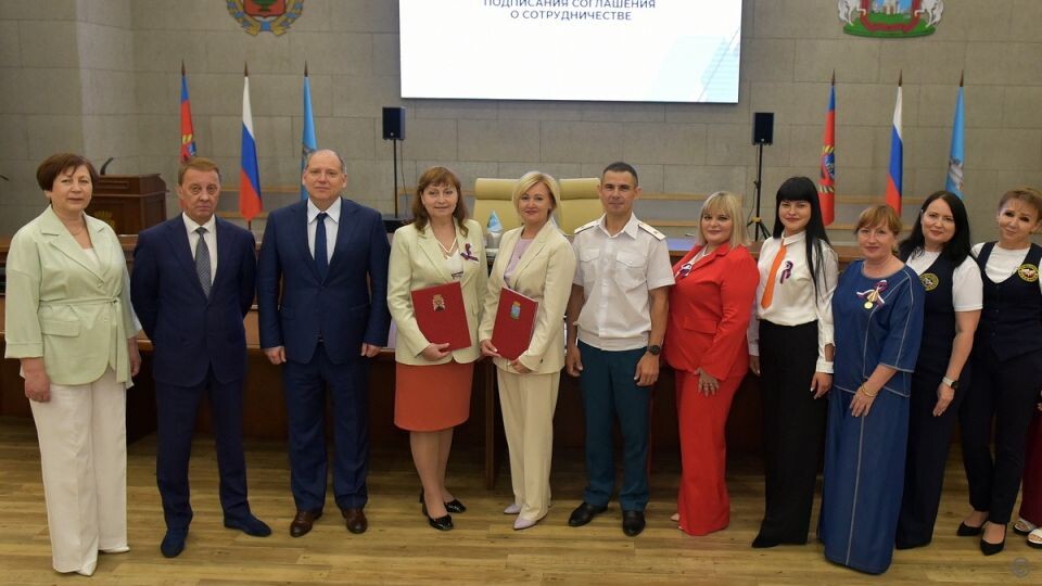    Барнаульский лицей и учебно-воспитательный комплекс ЛНР подписали соглашение. Источник: Администрация Барнаула