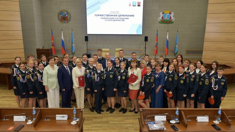    Барнаульский лицей и учебно-воспитательный комплекс ЛНР подписали соглашение. Источник: Администрация Барнаула