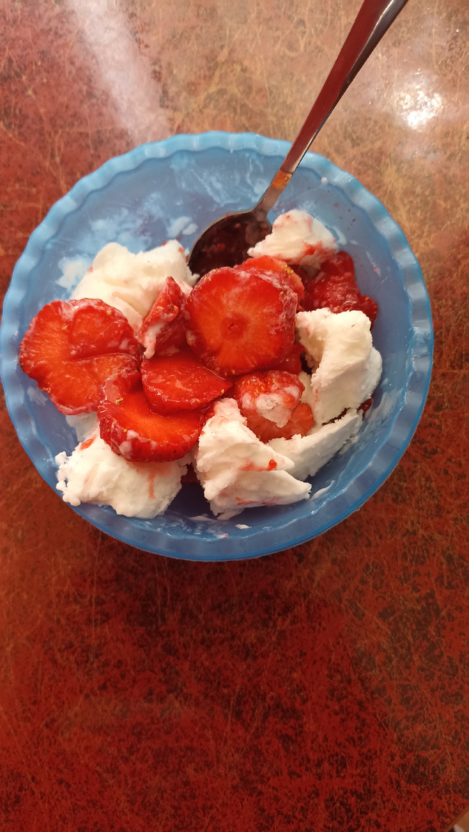 Клубника с ванильным мороженным. 
