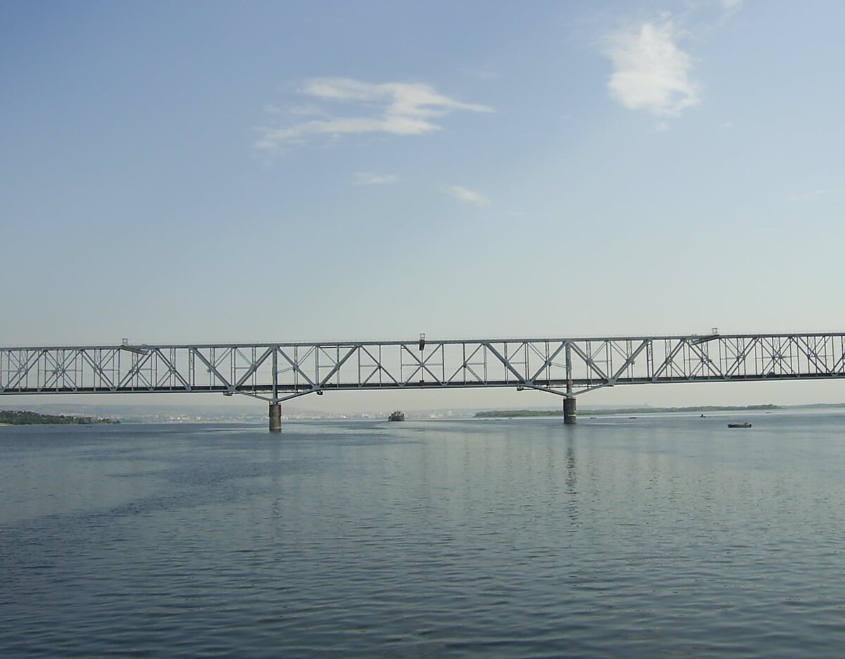 © Oleksha / CC BY 3.0 (Железнодорожный мост через Волгу в районе Саратова, 2004 г.)