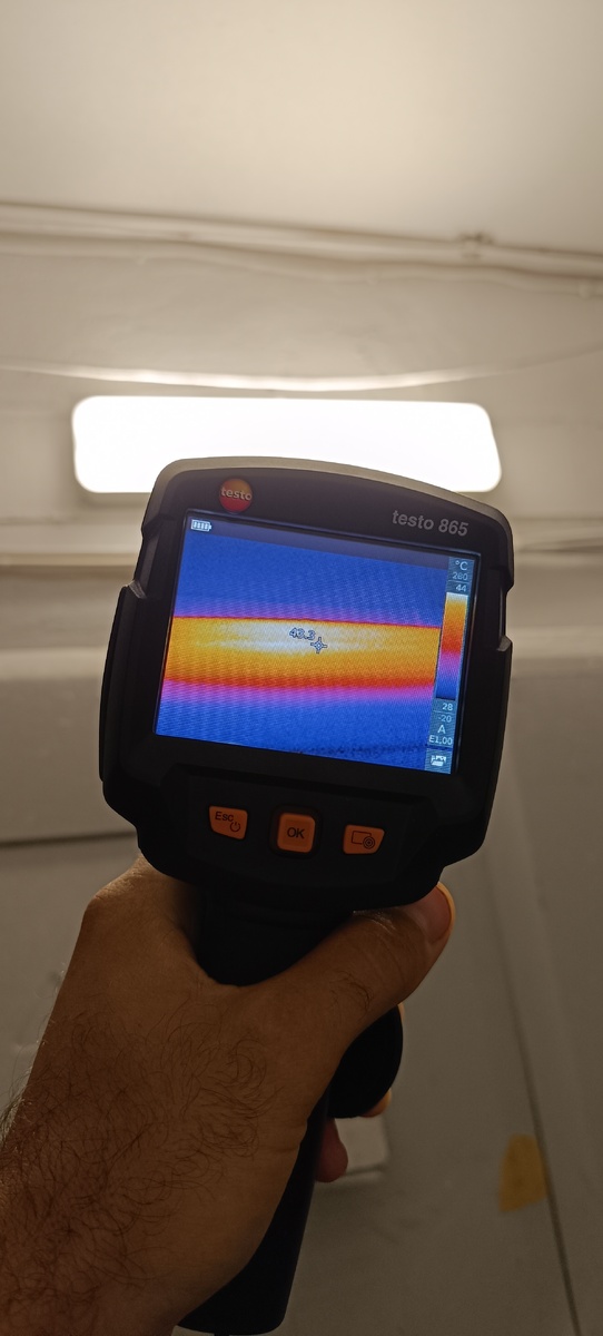 Съемка в помещении. Преимущества: отсутствие солнца, ветра и других неблагоприятных факторов.