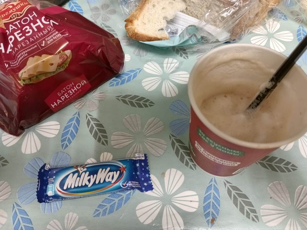 покупатель подарил шоколадку, за скрепку)))