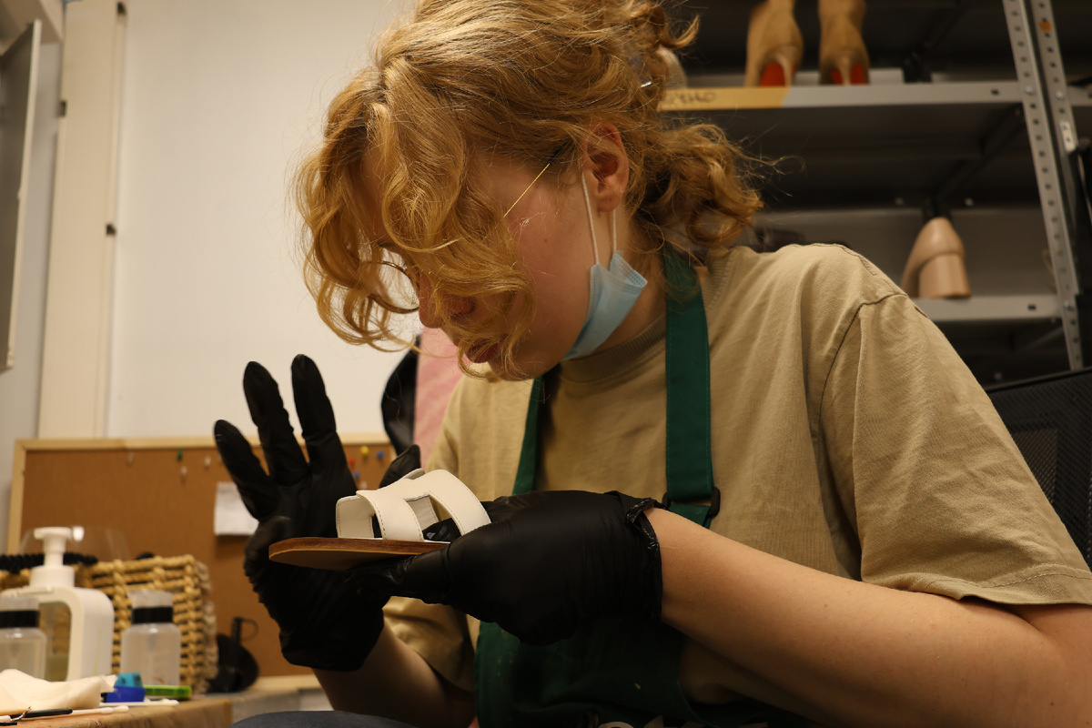 Мастер Николь за реставрацией сандалей 