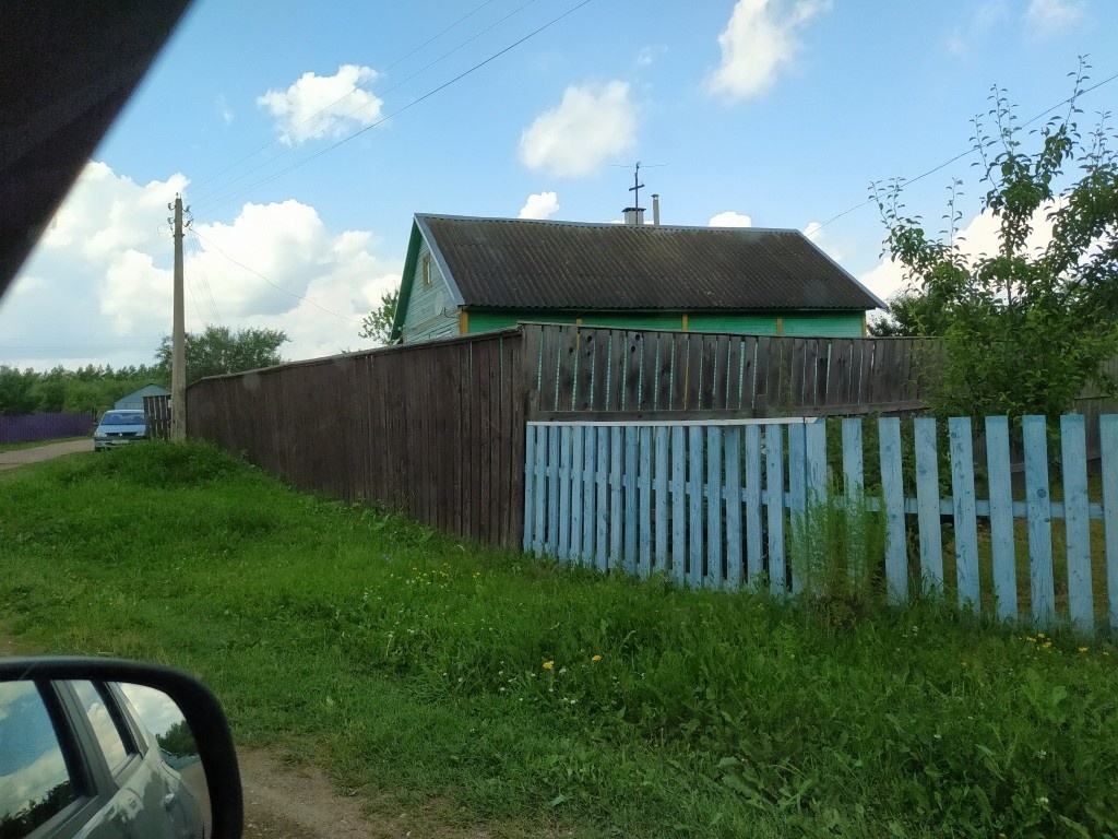 Желание ставить сплошные заборы и повыше — докатилось до самых милых и дружных деревень и поселков...