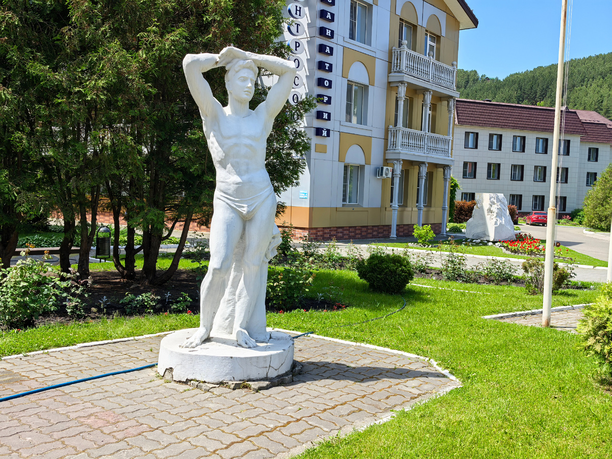 Памятник отдыхающему. После лечения в санатории остался в одних трусах, но здоровый 🤣