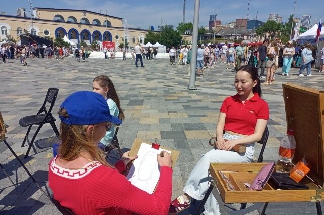    Художники развернули свои мольберты. Фото: АиФ/ Ольга Перова