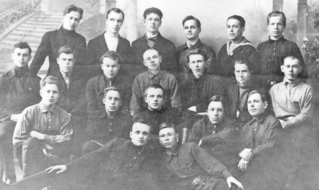 Фото делегатов у Тюменской окружной комсомольской конференции. Март 1928 год. Из фонда ГБУТО ГАСПИТО. Павел Фитин справа лежит на полу. Автор неизвестен