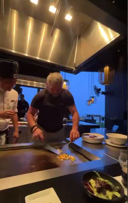 Овечкин готовит еду в турецком ресторане. Источник: t.me/tuluptut Автор фото: Скриншот видео📷
