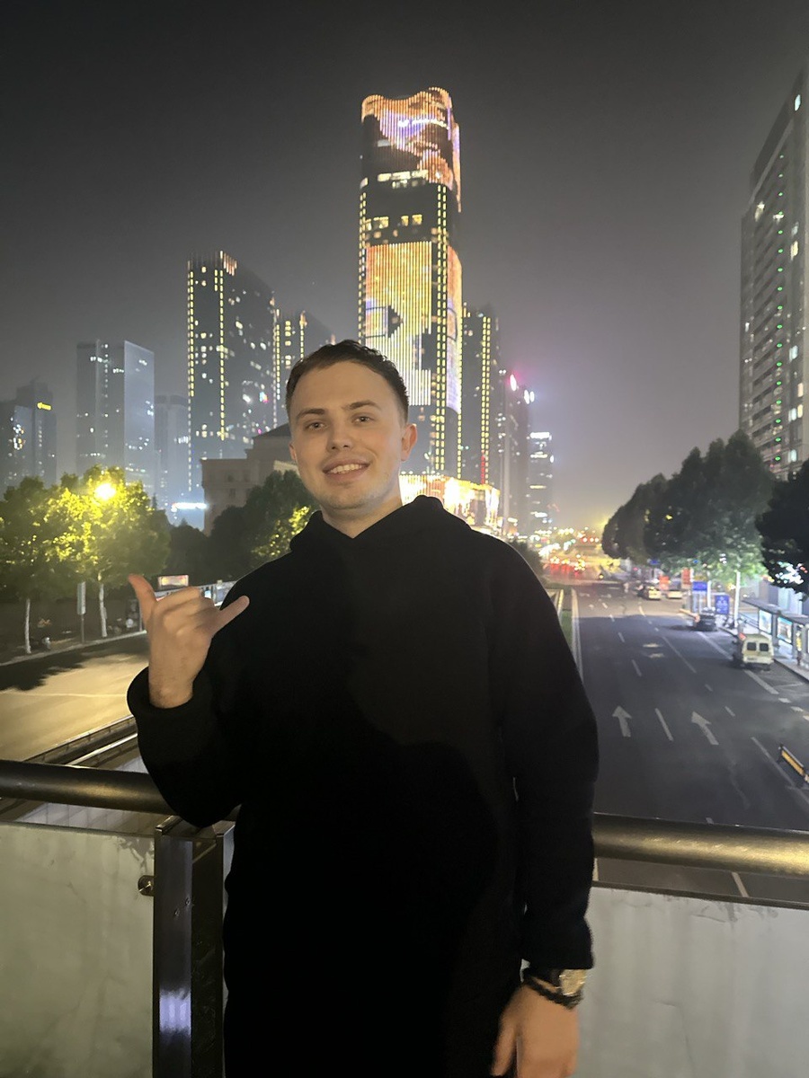 Город Иу, международный центр , а это кстати я на фоне Шангрилла