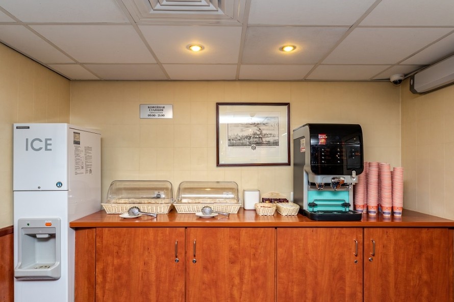 Удобно. Как называют на борту - "для ранних пташек".