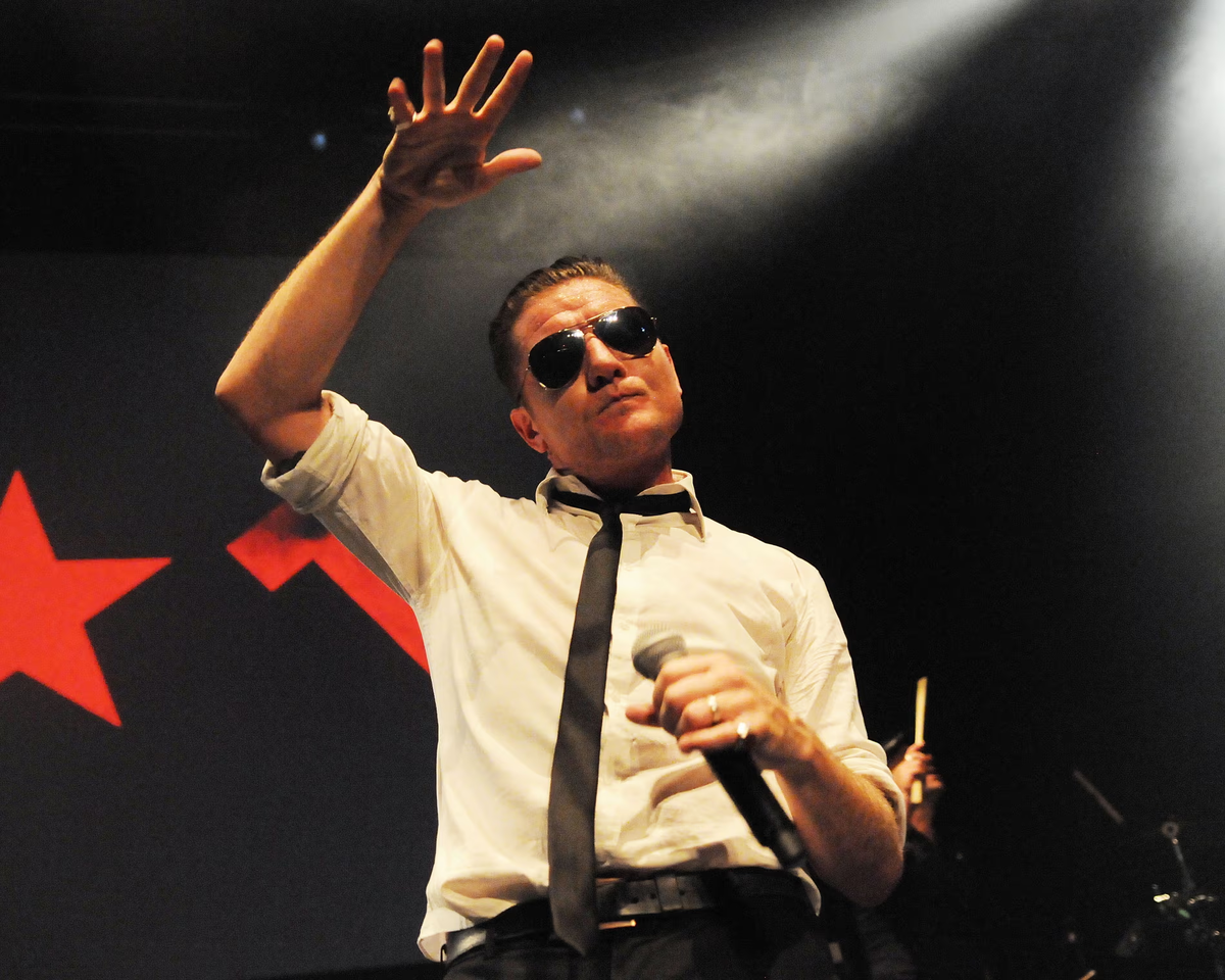 Дуглас Маккарти выступает в 2011 году. Фото: Джим Дайсон/Getty Images