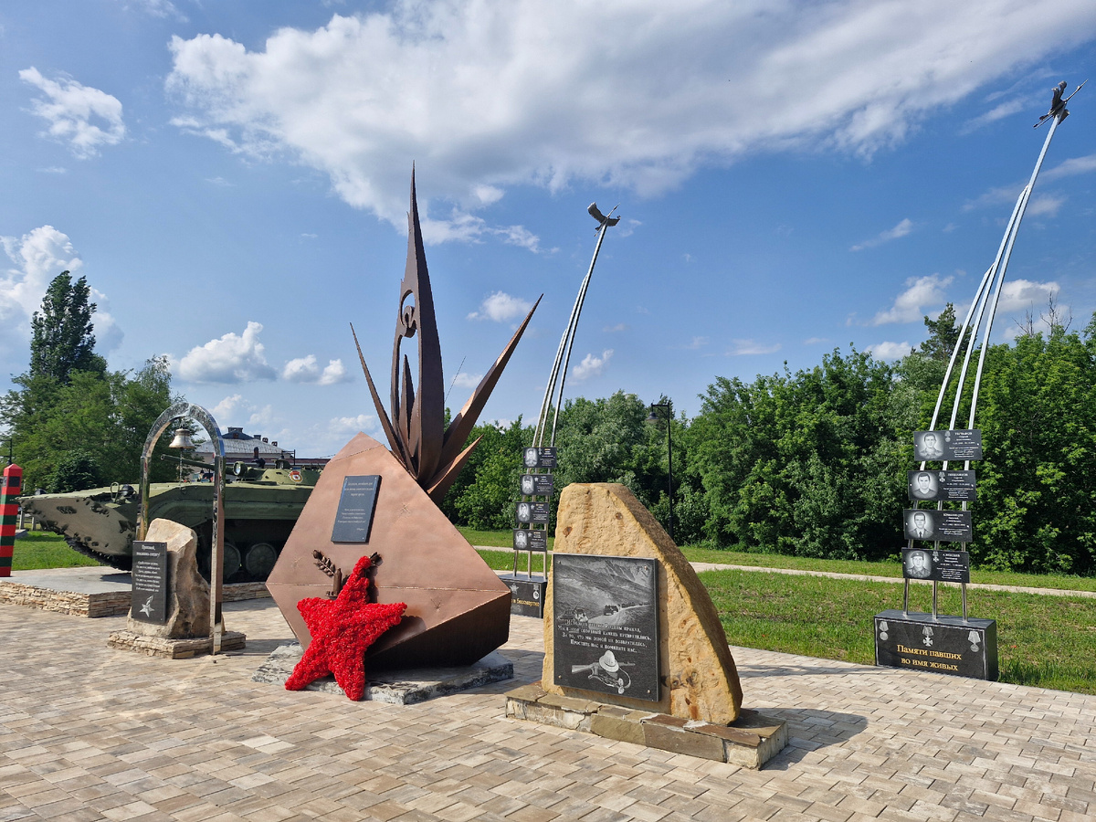 Красивый мемориал солдатам, погибшим при выполнении воинского долга в мирное время на окраине Задонска.