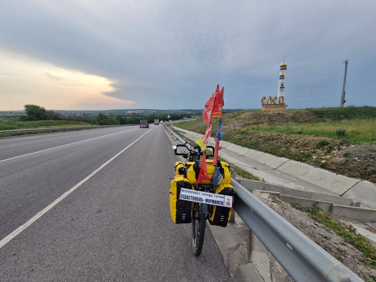 Вьезжаю в город Елец навстречу дождевой туче.